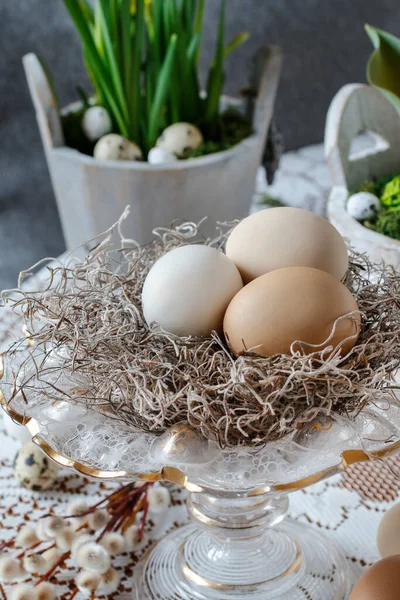 クリスタルスタンドに卵と洗練されたイースターの装飾 祭りの時間 — ストック写真