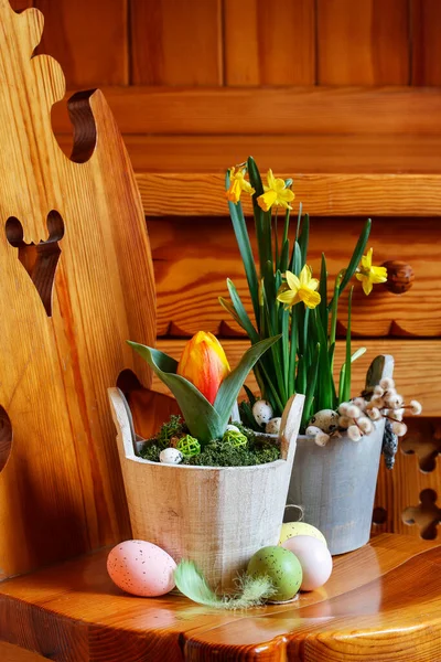 Piękne Wiosenne Kwiaty Drewnianym Stole Tradycyjna Dekoracja Wielkanocna Wiosna — Zdjęcie stockowe