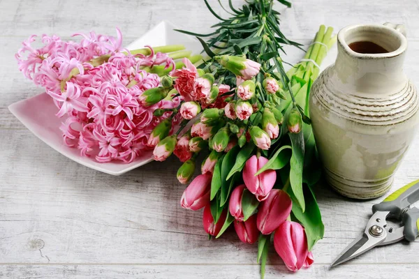 Florist Work Woman Shows How Make Spring Bouquet Tulip Hyacinth — Stock Photo, Image