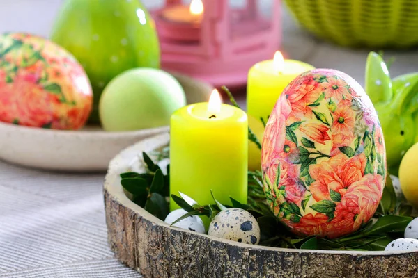 Decoración Mesa Pascua Con Huevos Velas Buxus Tiempo Festivo — Foto de Stock