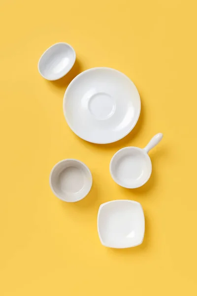 Białe Ceramiczne Spodki Żółtym Tle Zasoby Graficzne — Zdjęcie stockowe