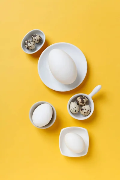 Paskalya Yumurtaları Doğal Tavuk Yumurtaları Bıldırcın Yumurtaları Beyaz Tabakta Çikolata — Stok fotoğraf