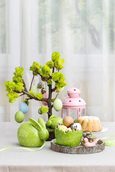 Florista Trabajo Mujer Muestra Cómo Hacer Decoración Pascua Forma Árbol — Foto de Stock