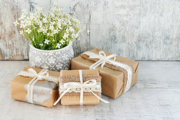 Schön Verpackte Geschenke Und Blumenschmuck Hintergrund Festliche Zeit — Stockfoto