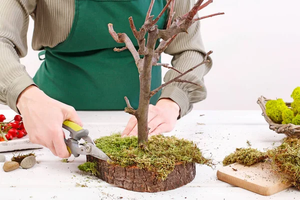 Florist Jobbet Kvinnan Visar Hur Man Gör Påsk Dekoration Trädform — Stockfoto