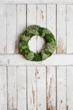 Yosun çelengi ahşap kapıda asılı, kopyalama alanı.