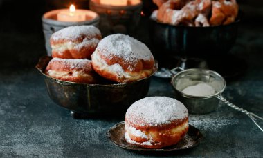 Yağ Perşembe kutlama - geleneksel donut marmelat dolu. Parti tatlısı