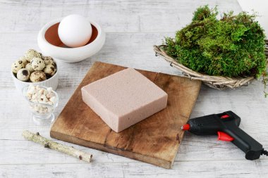 İşteki çiçekçi: Yosun ve bıldırcın yumurtasıyla ağaç şeklinde güzel Paskalya süslemesi nasıl yapılır. Adım adım, öğretici.