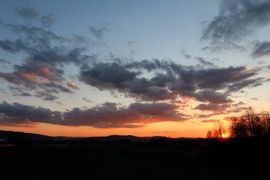 Arka planda ağaçlar ve günbatımı. Grafiksel kaynaklar