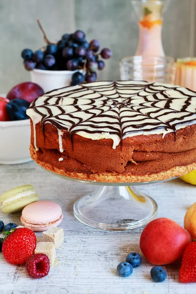 Halloween Chocolade Spider Web Cake Diverse Vruchten Rond Feest Dessert — Stockfoto