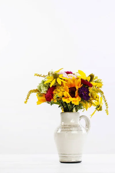 カラフルな夏の花の花束 コピースペース — ストック写真