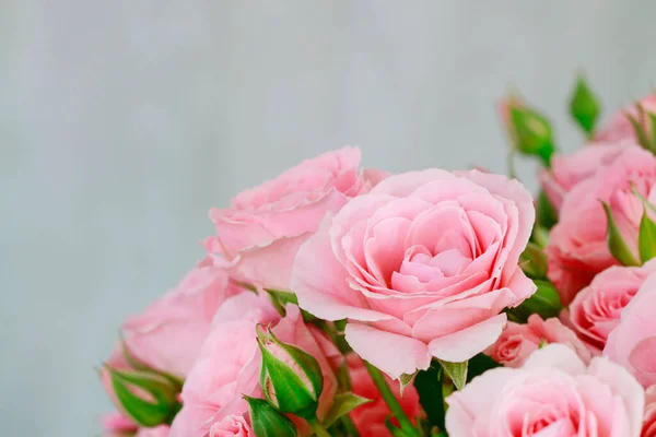 大花束中美丽的粉红玫瑰 党的装饰 — 图库照片