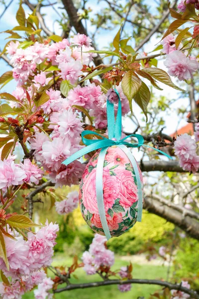 Weidenkorb Mit Ostereiern Garten Festliche Dekoration — Stockfoto