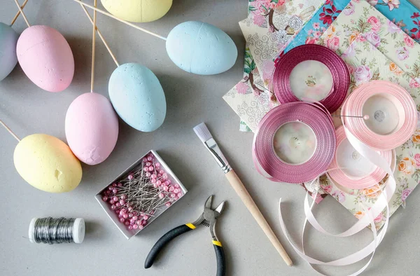 How to decorate an Easter egg with decoupage technique. Step by step, tutorial.