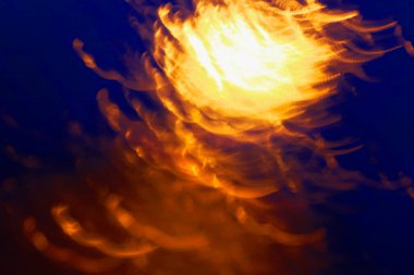 Ilık turuncu şekilli, mavi soyut arka plan ve soğuk lacivert çevre. Grafiksel kaynaklar