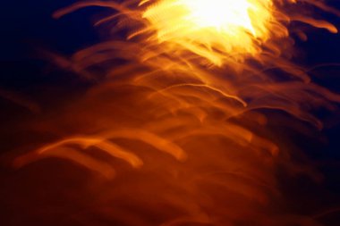 Ilık turuncu şekilli, mavi soyut arka plan ve soğuk lacivert çevre. Grafiksel kaynaklar