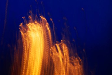 Ilık turuncu şekilli, mavi soyut arka plan ve soğuk lacivert çevre. Grafiksel kaynaklar