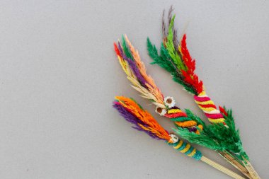 Gri kağıt zemin üzerinde küçük el yapımı Paskalya Palmiyeleri, kopyalama alanı.