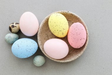 Renkli, seramik bir kasede boyanmış Paskalya yumurtaları. Şenlik Dekoru