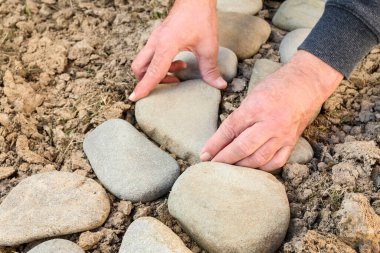 Bahçıvan: Toprağın altında nasıl taş yol yapılır. Adım adım, öğretici.