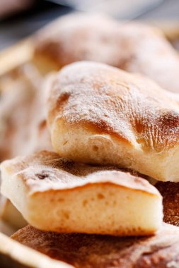 Hasır sepette kahvaltı ekmeği. Sağlıklı yemek.