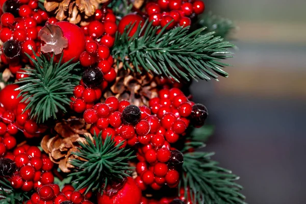 Kırmızı Böğürtlenli Kozalaklı Köknar Dallı Noel Arkaplanı Grafiksel Kaynaklar — Stok fotoğraf