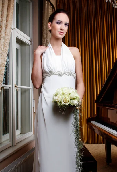 Bella Sposa Accanto Pianoforte Con Mazzo Rose Decorazione Del Partito — Foto Stock