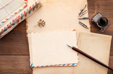 Kalem ve mürekkep hokkası ahşap bir masanın üzerinde. Romantik aşk mektupları kavramı.