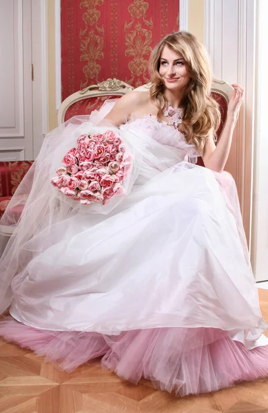 Bella Giovane Sposa Bionda Con Enorme Bouquet Tulipani Rosa Tempo — Foto Stock