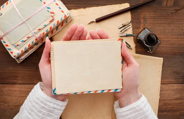 Jovem Tem Envelope Uma Folha Papel Branco Pilha Letras Vintage — Fotografia de Stock