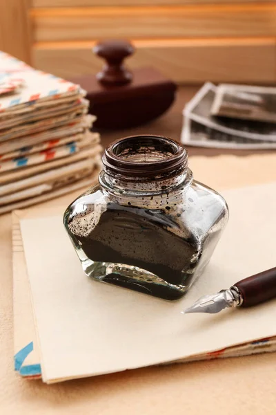 一堆堆老式的信件 钢笔和墨水瓶放在一张木制桌子上 浪漫的情书概念 — 图库照片
