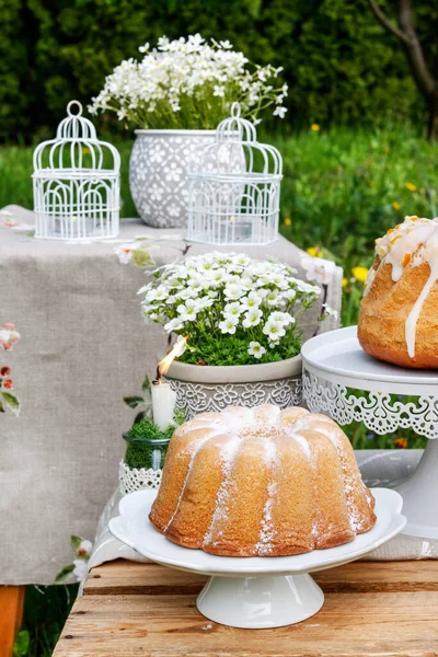 Gâteaux Fleurs Pâques Dans Jardin Décorations Rustiques Temps Fête — Photo