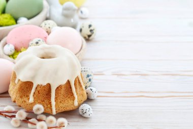 Pasta, yumurta ve kedi derisi dolu Paskalya masası. Şenlik Dekoru