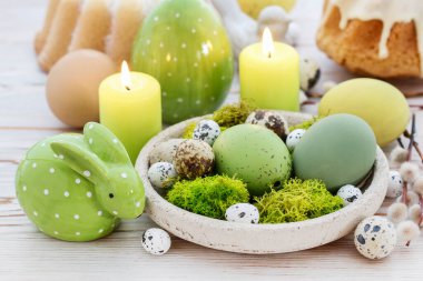 Pasta, yumurta ve kedi derisi dolu Paskalya masası. Şenlik Dekoru