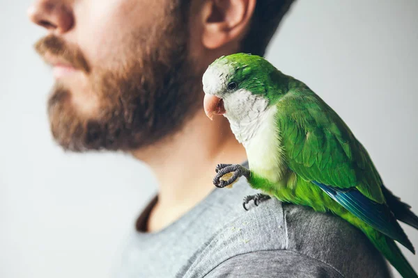 Close Van Baard Man Met Monnik Paraquat Zijn Schouder Groene — Stockfoto