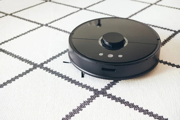 Vakum robot akıllı navigasyon ile temiz yerli ev - beyaz halı yıkama yapıyor. Uzaktan ve telefon kontrol etmek. Süpürme paspas işlevi