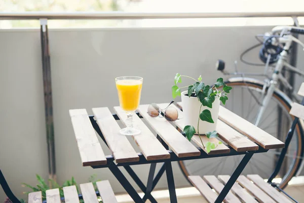 Bebendo Classe Suco Laranja Pela Manhã Enquanto Café Manhã Fora — Fotografia de Stock