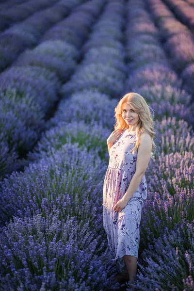 Donne Sul Campo Lavanda Abito Capelli Lunghi Biondi Sentono Felici — Foto Stock