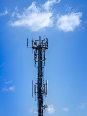 3g, 4g ve 5g hücresel. Baz istasyonu veya temel alıcı verici istasyonu. Telekomünikasyon kulesi. Kablosuz iletişim anten verici. Antenler, mavi gökyüzü arka plan ile telekomünikasyon Kulesi.
