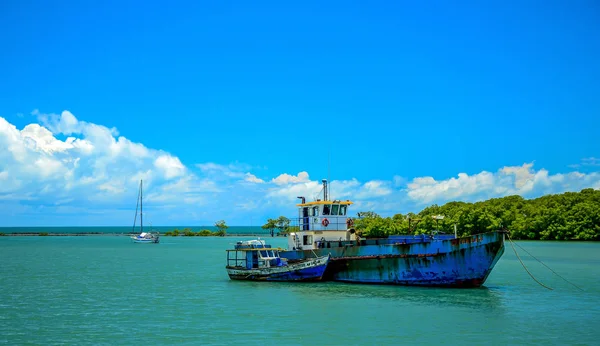Porto Seguro, 22 Aralık 2018: Extramar. Porto Seguro sahilinde, Bahia, Brezilya devlet demirleme balıkçı teknesi.