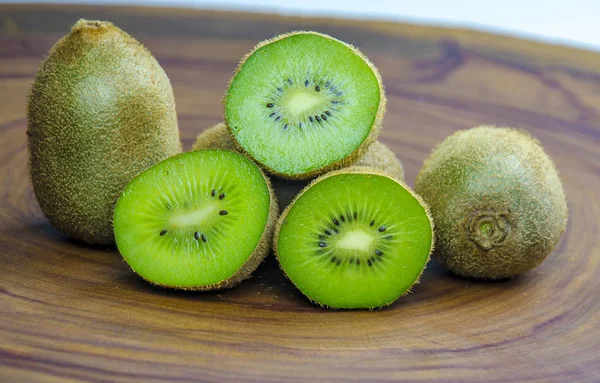 Geschnitten Frische Und Saftige Kiwi Fruchthälften Auf Einem Hölzernen Hintergrund — Stockfoto