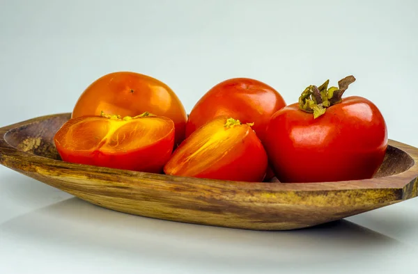 Fruits Persimmon Frais Juteux Sur Assiette Bois — Photo