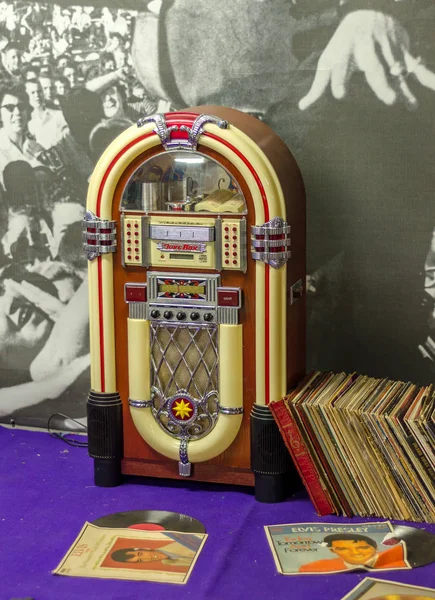 Koscierzyna Polen September 2018 Retro Jukebox Hoek Van Een Oldtimermuseum Stockafbeelding