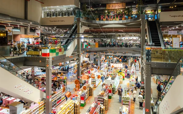 Sao Paulo , Brezilya 13 Temmuz 2018 ; Eataly , Sao Paulo en büyük İtalyan gastronomi merkezi, Brazil.A yer burada yemek, alışveriş ve öğrenmek.
