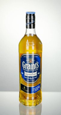 Kwidzyn, Polonya - 7 Nisan 2018: Hibe harmanlanmıştır viski degrade arka plan üzerinde izole. Hibe üretilen William Grant ve İskoçya'da oğulları tarafından 1887 yılından bu yana