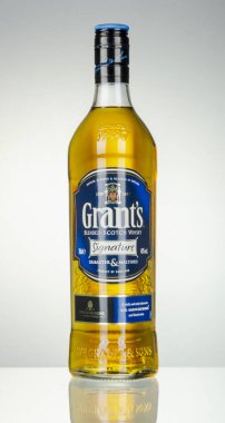 Kwidzyn, Polonya - 7 Nisan 2018: Hibe harmanlanmıştır viski degrade arka plan üzerinde izole. Hibe üretilen William Grant ve İskoçya'da oğulları tarafından 1887 yılından bu yana