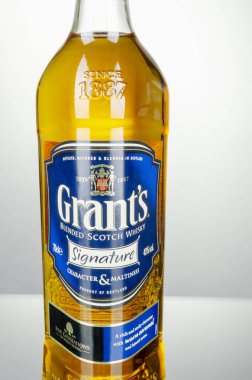 Kwidzyn, Polonya - 7 Nisan 2018: Hibe harmanlanmıştır viski degrade arka plan üzerinde izole. Hibe üretilen William Grant ve İskoçya'da oğulları tarafından 1887 yılından bu yana