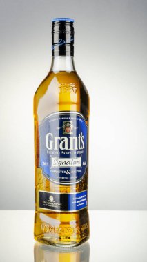 Kwidzyn, Polonya - 7 Nisan 2018: Hibe harmanlanmıştır viski degrade arka plan üzerinde izole. Hibe üretilen William Grant ve İskoçya'da oğulları tarafından 1887 yılından bu yana