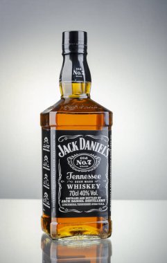 Kwidzyn, Polonya - 8 Nisan 2018: degrade arka plan üzerinde izole şişe Jack Daniels viski. Jack Daniels ekşi mash viski 1866 yılından bu yana Tennessee ABD'de distile