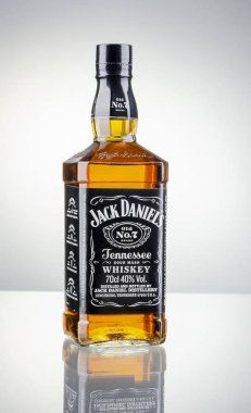 Kwidzyn, Polonya - 8 Nisan 2018: degrade arka plan üzerinde izole şişe Jack Daniels viski. Jack Daniels ekşi mash viski 1866 yılından bu yana Tennessee ABD'de distile